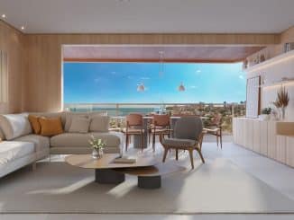 Interior elegante de uma sala de estar ampla com sofás modernos em tons de branco e cinza, decoração minimalista e uma janela grande oferecendo vista para o mar e a cidade.