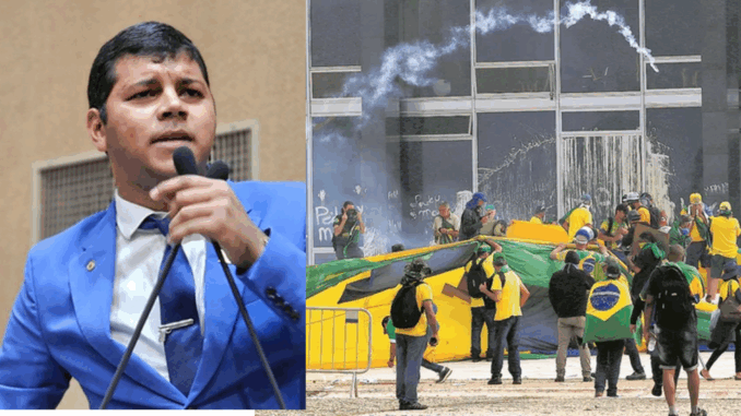 Foto dividida em duas partes: à esquerda, o deputado estadual Diego Castro (PL-BA) fala ao microfone em plenário; à direita, manifestantes vestidos de verde e amarelo participam dos atos de 8 de janeiro em Brasília, em frente a um prédio público.
