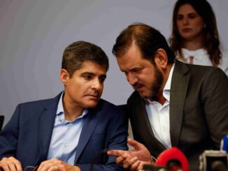 ACM Neto em conversa durante reunião política ao lado de dirigente do União Brasil.