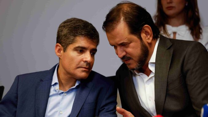 ACM Neto em conversa durante reunião política ao lado de dirigente do União Brasil.