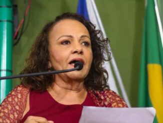 Audiência pública discute regularização fundiária em Salvador. Aladilce Souza alerta que 70% vivem em moradias informais.