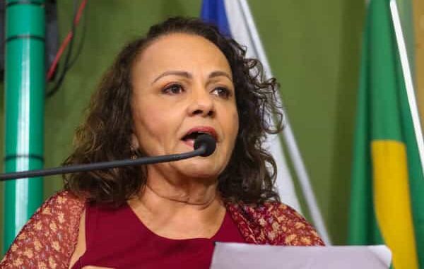 Audiência pública discute regularização fundiária em Salvador. Aladilce Souza alerta que 70% vivem em moradias informais.