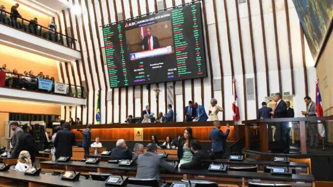 Plenário da Assembleia Legislativa da Bahia durante votação de projetos, com painel eletrônico exibindo resultado e parlamentares em sessão.