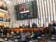 Plenário da Assembleia Legislativa da Bahia durante votação de projetos, com painel eletrônico exibindo resultado e parlamentares em sessão.