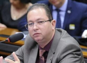 Deputado federal Alex Santana (Republicanos-Ba), propõe estabelecer a responsabilidade civil do empregador nos casos de suicídio ligado ao trabalho.