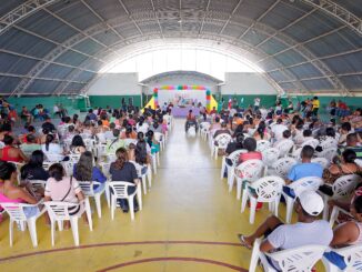 Prefeito Luiz Trinchão e secretária Maria Carolina no lançamento do AMERBEM, com beneficiários recebendo informações sobre o auxílio municipal.