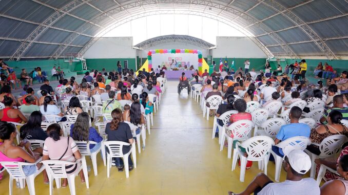 Prefeito Luiz Trinchão e secretária Maria Carolina no lançamento do AMERBEM, com beneficiários recebendo informações sobre o auxílio municipal.