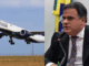 Montagem com avião em voo e o deputado João Bacelar falando em audiência pública sobre companhias aéreas.