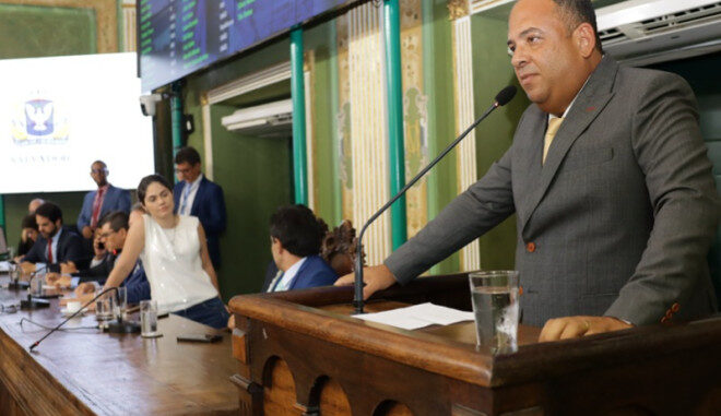 Vereador Jorge Araújo discursa na Câmara Municipal de Salvador durante a apresentação do projeto que permite trocar multas leves por doação de sangue.