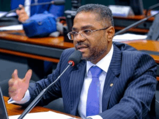 Deputado Márcio Marinho fala ao microfone durante comissão na Câmara sobre regulamentação de motoristas e entregadores de aplicativos.