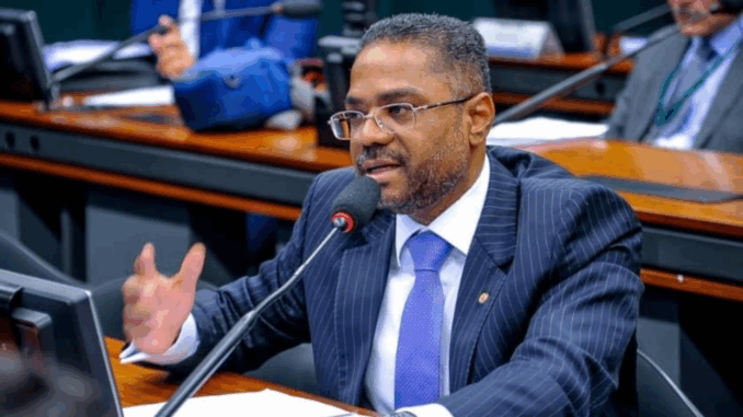 Deputado Márcio Marinho fala ao microfone durante comissão na Câmara sobre regulamentação de motoristas e entregadores de aplicativos.