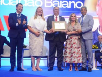 Ministro Flávio Dino segura a placa de Cidadão Baiano ao lado da deputada Fabíola Mansur, da presidente Ivana Bastos e de autoridades durante cerimônia na Assembleia Legislativa da Bahia.