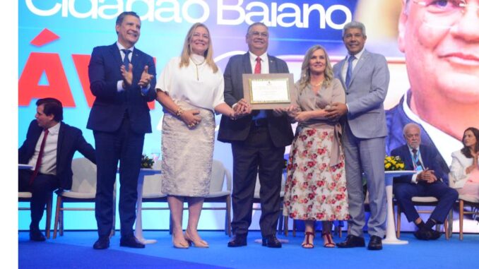 Flávio Dino recebe título de Cidadão Baiano na ALBA Ministro Flávio Dino segura a placa de Cidadão Baiano ao lado da deputada Fabíola Mansur, da presidente Ivana Bastos e de autoridades durante cerimônia na Assembleia Legislativa da Bahia.