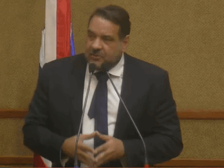 Deputado Alan Sanches fala na tribuna da Assembleia Legislativa da Bahia durante sessão plenária.