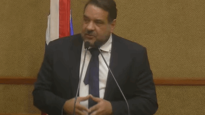 Deputado Alan Sanches fala na tribuna da Assembleia Legislativa da Bahia durante sessão plenária.