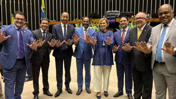 Lideranças do Republicanos celebram 20 anos do partido em Brasília Grupo de parlamentares do Republicanos Bahia posa sorridente no plenário da Câmara dos Deputados, com as mãos levantadas simbolizando os 20 anos do partido.