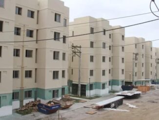 Prédios em construção do programa Minha Casa Minha Vida Vila Concórdia I, em Dias D’Ávila, com várias unidades habitacionais.