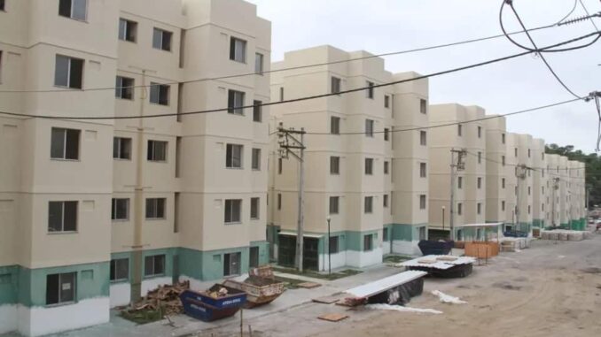 Prédios em construção do programa Minha Casa Minha Vida Vila Concórdia I, em Dias D’Ávila, com várias unidades habitacionais.