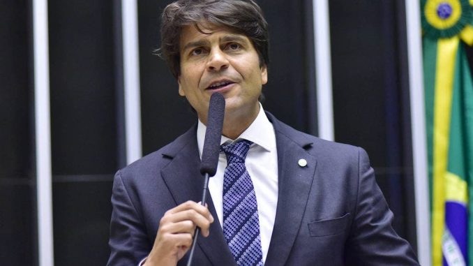 Deputado Pedro Paulo apresenta proposta administrativa na Câmara Deputado Pedro Paulo discursa no plenário da Câmara dos Deputados durante apresentação de proposta administrativa.