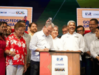 Ministro Rui Costa e governador Jerônimo Rodrigues durante assinatura de autorização para novas unidades do Minha Casa, Minha Vida na Bahia.