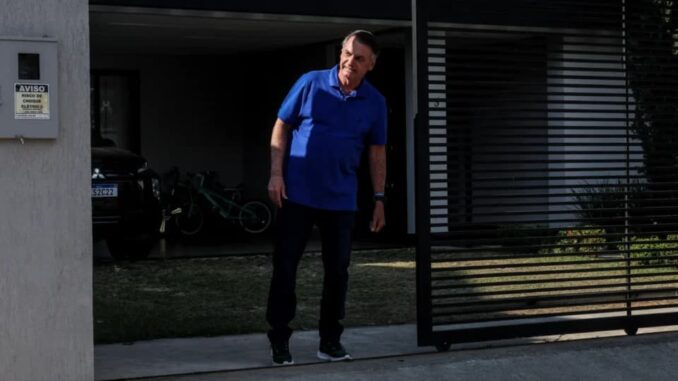 Bolsonaro em frente à residência antes do julgamento no STF Ex-presidente Jair Bolsonaro aparece em frente ao portão de sua casa, em Brasília, na véspera do julgamento do STF sobre plano de golpe.