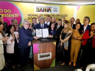 Governador Jerônimo Rodrigues assina lei de reajuste salarial ao lado de secretários e servidores estaduais na Bahia.