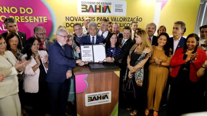 Governador Jerônimo Rodrigues assina lei de reajuste salarial ao lado de secretários e servidores estaduais na Bahia.