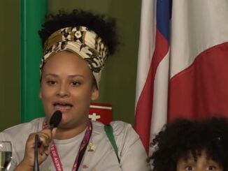 Tatiane Souza, mãe atípica, fala no plenário da Câmara Municipal de Salvador, pedindo silêncio e atenção dos vereadores.