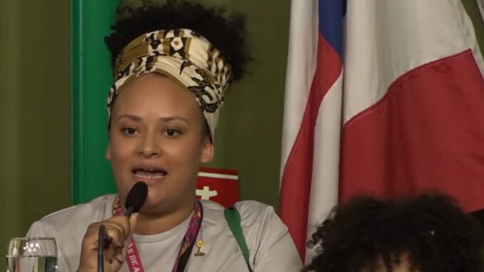 Mãe atípica pede silêncio e respeito dos vereadores na Câmara Tatiane Souza, mãe atípica, fala no plenário da Câmara Municipal de Salvador, pedindo silêncio e atenção dos vereadores.