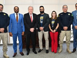 Deputado Márcio Marinho posa ao lado do diretor da PRF, do ministro da Justiça Ricardo Lewandowski e de membros da Polícia Rodoviária Federal em Brasília.