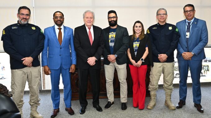 Deputado Márcio Marinho posa ao lado do diretor da PRF, do ministro da Justiça Ricardo Lewandowski e de membros da Polícia Rodoviária Federal em Brasília.