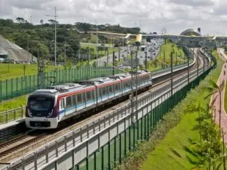 Trem do metrô de Salvador circulando na Avenida Paralela; expansão em andamento prevê ligação entre Lapa e Campo Grande.