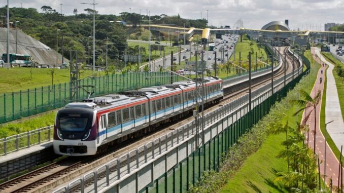 Trem do metrô de Salvador circulando na Avenida Paralela; expansão em andamento prevê ligação entre Lapa e Campo Grande.