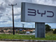 Placa da montadora chinesa BYD em frente à nova unidade industrial em Camaçari, Bahia.