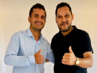 Prefeito Eli Carlos dos Anjos Santos, conhecido como Lica, à direita, e o vice-prefeito José Aroldo Muniz dos Reis, à esquerda, em Serra do Ramalho.