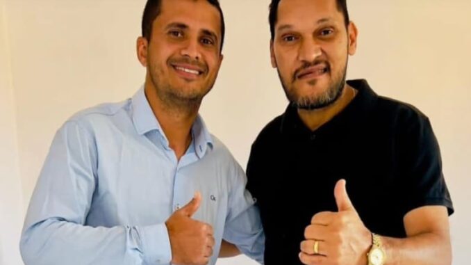 Prefeito Eli Carlos dos Anjos Santos, conhecido como Lica, à direita, e o vice-prefeito José Aroldo Muniz dos Reis, à esquerda, em Serra do Ramalho.