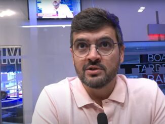 Homem de óculos e camisa polo rosa fala em entrevista no estúdio do programa Boa Tarde Bahia.
