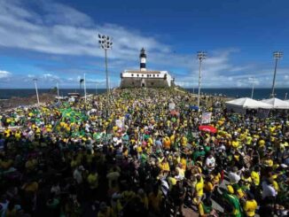 Multidão vestida de verde e amarelo em frente ao Farol da Barra, em Salvador, durante manifestação pró-Bolsonaro.