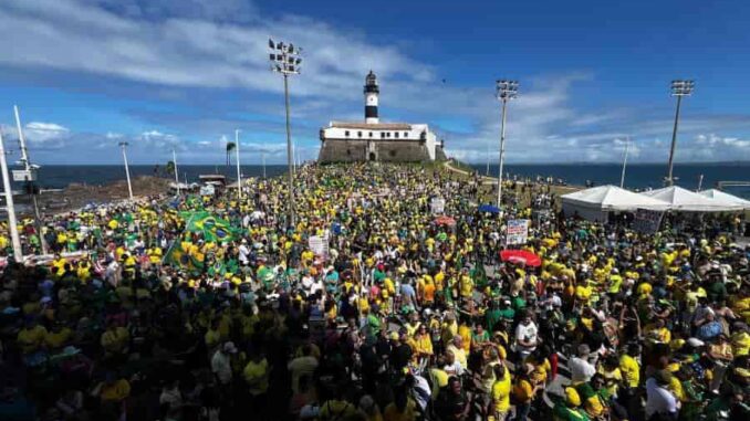 Multidão vestida de verde e amarelo em frente ao Farol da Barra, em Salvador, durante manifestação pró-Bolsonaro.