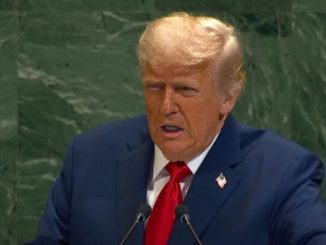 Presidente dos Estados Unidos, Donald Trump, faz discurso na tribuna da Assembleia-Geral da ONU, usando terno azul e gravata vermelha.