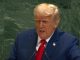 Presidente dos Estados Unidos, Donald Trump, faz discurso na tribuna da Assembleia-Geral da ONU, usando terno azul e gravata vermelha.