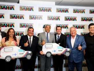 Governador Jerônimo Rodrigues posa ao lado do prefeito Tony Linhares e outras autoridades segurando placas simbólicas de ambulâncias durante entrega em Salvador.