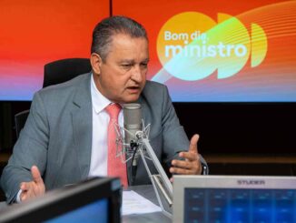 Ministro Rui Costa fala ao microfone em entrevista no programa Bom Dia, Ministro