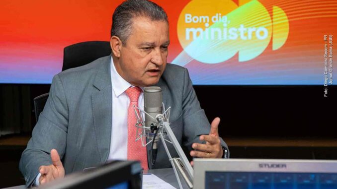 Ministro Rui Costa fala ao microfone em entrevista no programa Bom Dia, Ministro