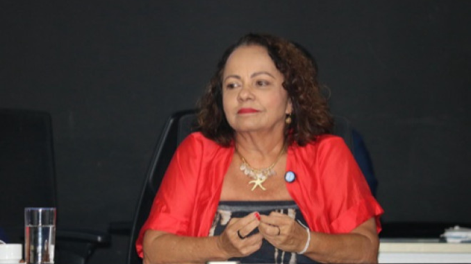 Vereadora Aladilce Souza participa de audiência pública A vereadora Aladilce Souza, de blazer vermelho, sentada à mesa durante uma audiência pública em Salvador.