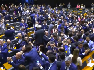 Plenário lotado da Câmara dos Deputados com parlamentares comemorando e registrando fotos após votação da urgência do PL 2162/2023.
