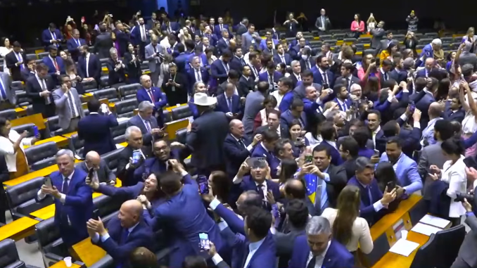 Deputados comemoram aprovação de urgência do PL da anistia Plenário lotado da Câmara dos Deputados com parlamentares comemorando e registrando fotos após votação da urgência do PL 2162/2023.