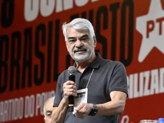 O político Humberto Costa discursando no Congresso Nacional do PT em Brasília.