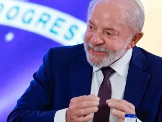 Presidente Lula discursando no Palácio do Planalto ao lado do Ministro da Justiça.