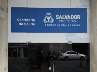 Fachada do prédio do Supremo Tribunal Federal em Brasília com a estátua da Justiça sentada em primeiro plano.